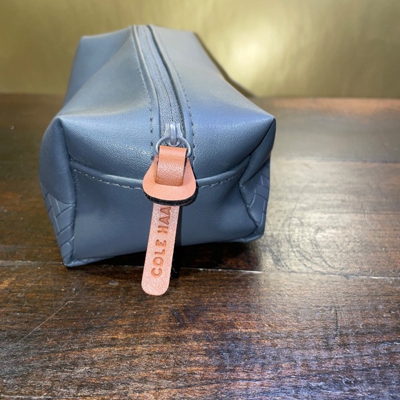 American Airlines Cole‎ Haan Toiletry Case Gray - Picture 4 of 8